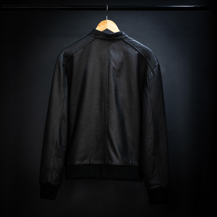 vista posterior Chaqueta de cuero Negra  de marca C&A Boots Quito Ecuador