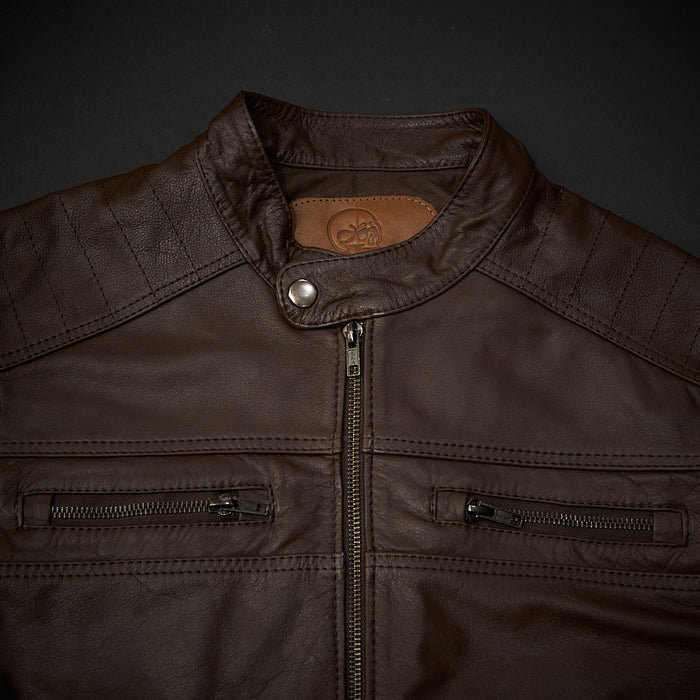 Detalle de cierre o herraje en Nitro Burn Jacket – diseño artesanal y eleganteC&A Boots Quito Ecuador