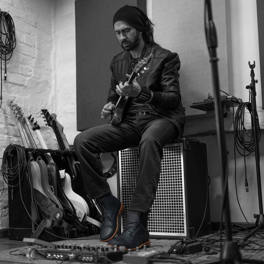 Bota de cuero negro Highwaystar H1271 C&A Boots Ecuador usada por guitarrista