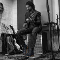 Bota de cuero negro Highwaystar H1271 C&A Boots Ecuador usada por guitarrista