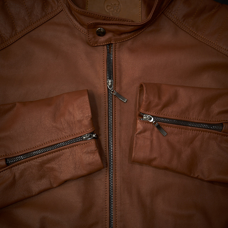 Detalle de cierre o herraje en Phantom Jacket – diseño artesanal y elegante C&A Boots quito ecuador
