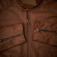 Detalle de cierre o herraje en Phantom Jacket – diseño artesanal y elegante C&A Boots quito ecuador